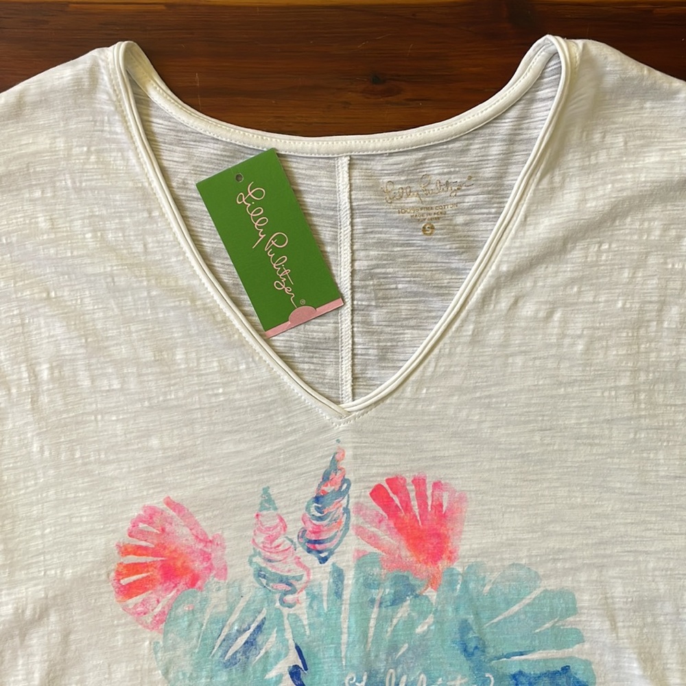 🐚 Lilly Pulitzer V-Neck Colie Top Graphic Tee ~ Shellabrate Summer w/ Tags 🏷️ - Picture 7 of 14